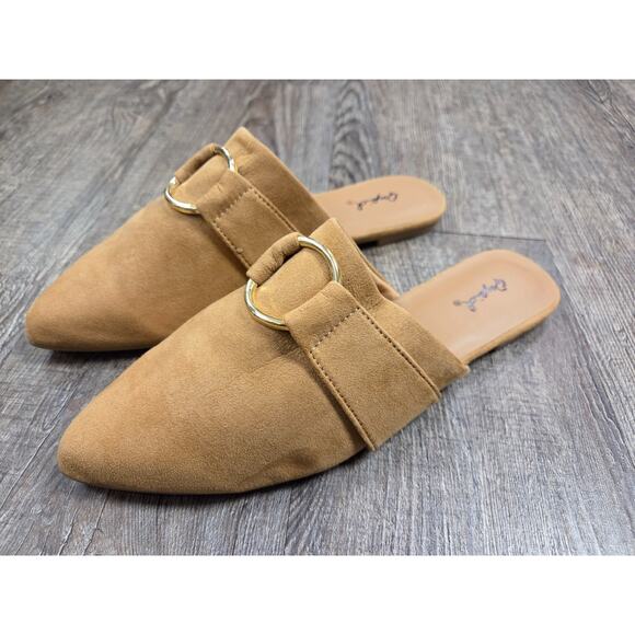 Qupid Tan Camel Faux-Suede Gold Buckle Mules Flats Shoes Pointed Toe Size 8.5 - Picture 1 of 8